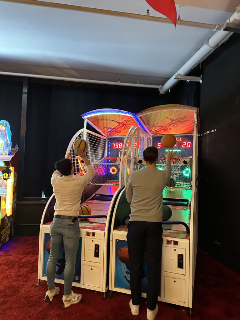 To the indoor arcade with de Chamber of Commerce